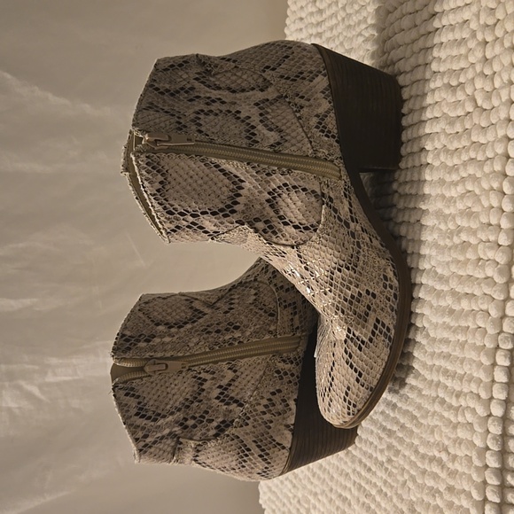 SO Women’s Cream Anthia Snakeskin Western Style Heeled Ankle Boots size 7 - Picture 4 of 6